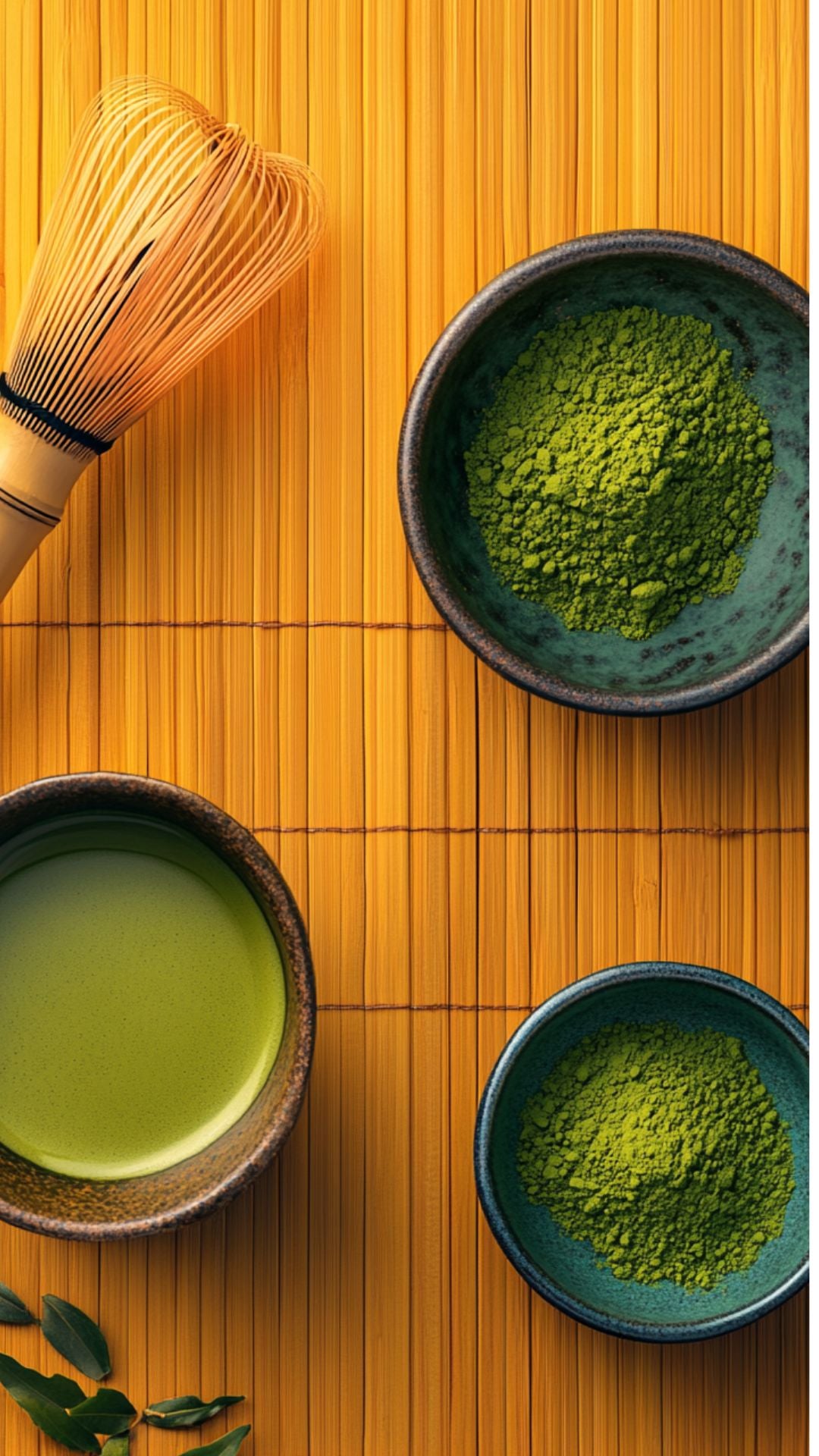 Matcha latte e kit per preparare il matcha in caffetteria