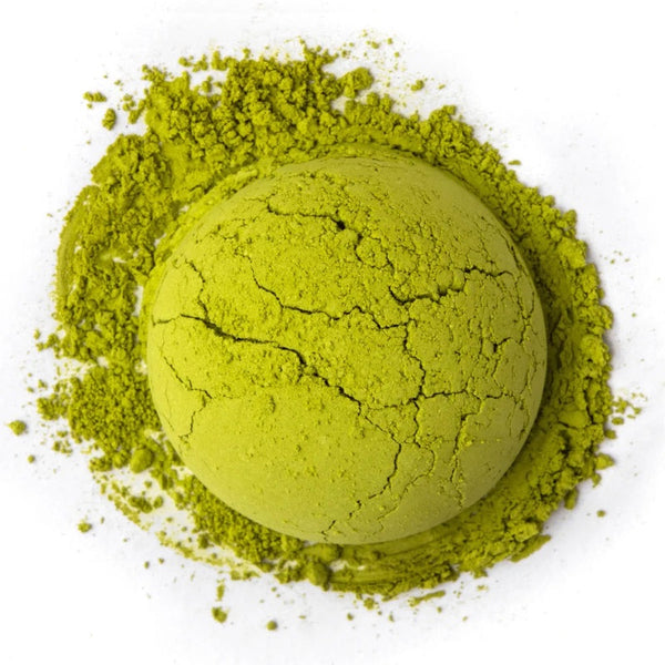Polvere di matcha biologico verde brillante, segno di un matcha di primo raccolto